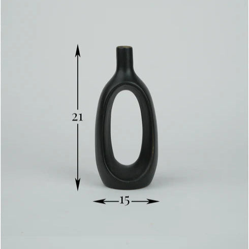 Black vase with measurements on a gray background