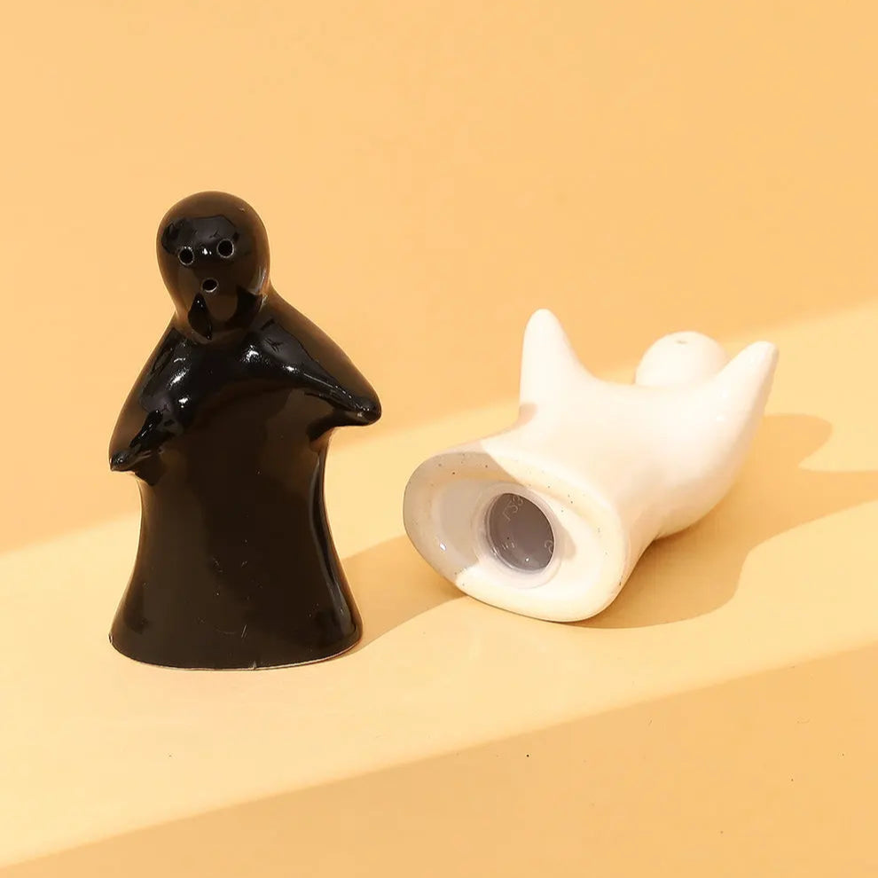 Hugging Salt & Pepper Set