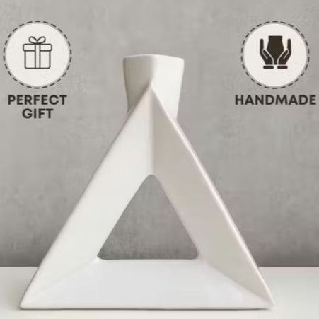 White triangular vase on a gray background with product features highlighted.